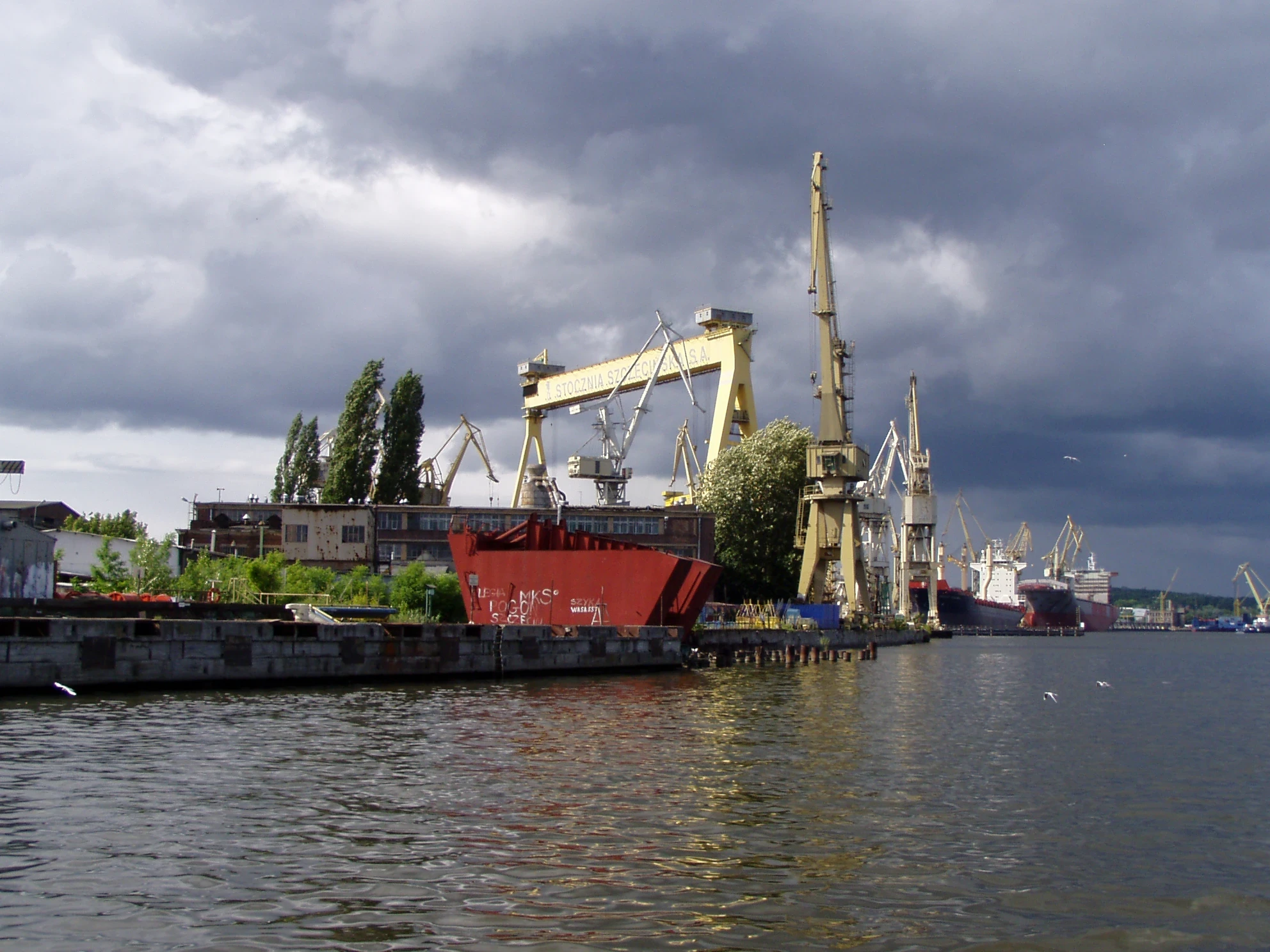 Trasa nr 6 - rejsy w Szczecinie na Basen Kaszubski i Zielony Kanał, Stare dźwigi portowe, widok na centrum miasta